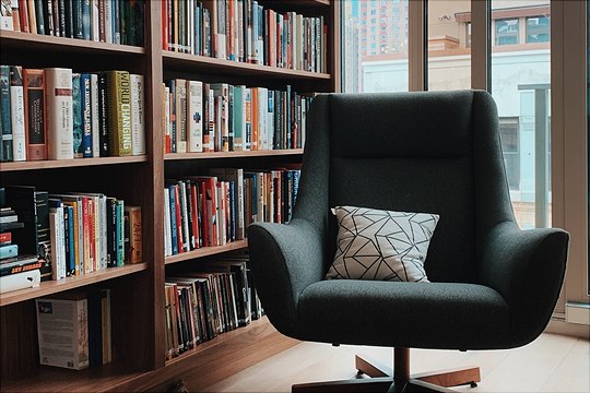 picture of an empty easychair in a library