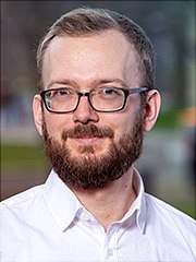 Männliche Person mit schwarzer Brille