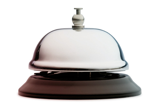 Foto einer Glocke, wie man sie vom Tresen einer Hotelrezeption kennt