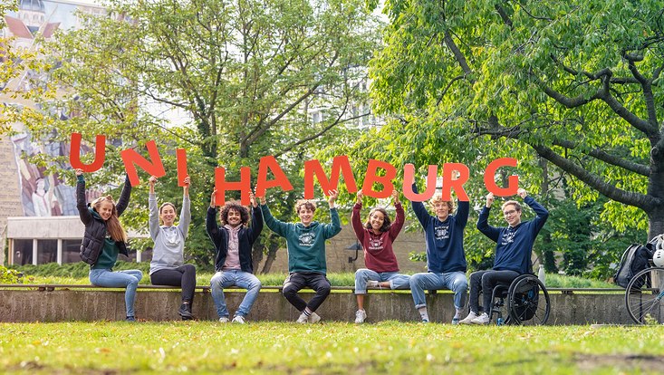Studierende halten Schriftzug Uni Hamburg hoch