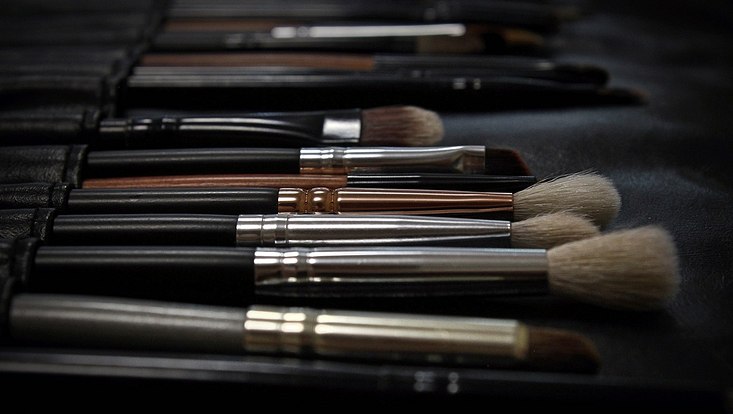 Symbolbild - viele Pinsel liegen ordentlich nebeneinander