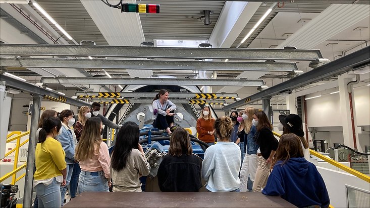 Eine Gruppe Studierender vor einer offenen Windturbinenmaschine