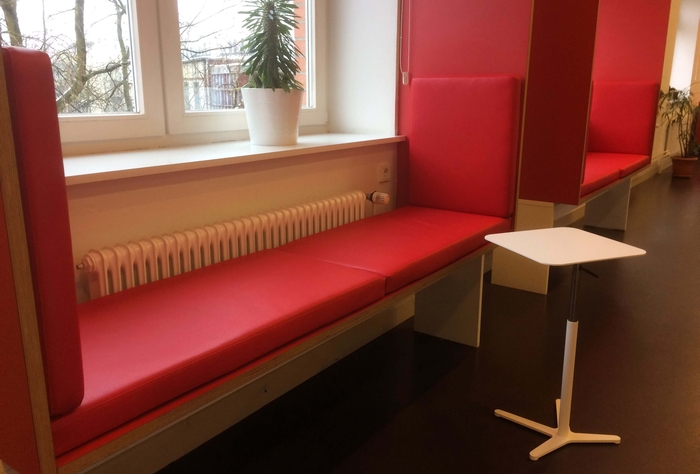 Rote gepolsterte Sitzbänke / Red upholstered benches