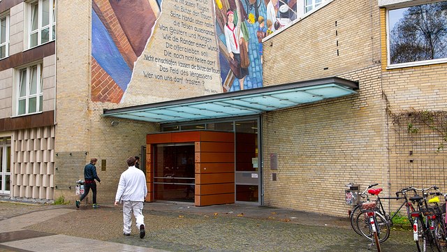 Menschen gehen auf den Eingang von Von-Melle-Park 9 zu