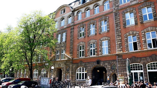 Menschen sitzen draußen vor dem Allendeplatz 1