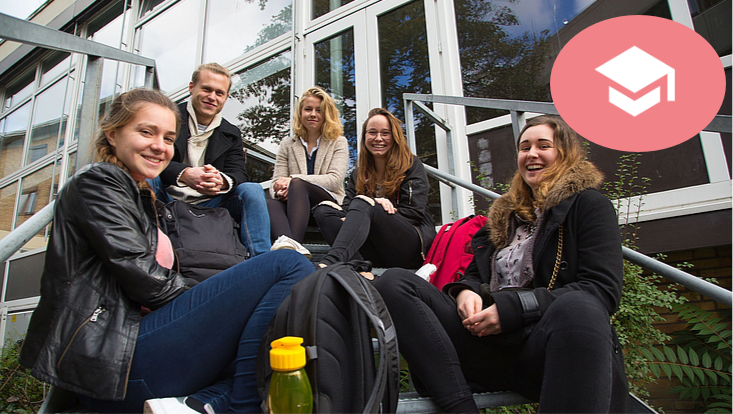 Gruppe lächelnder Studierender/Group of smiling students