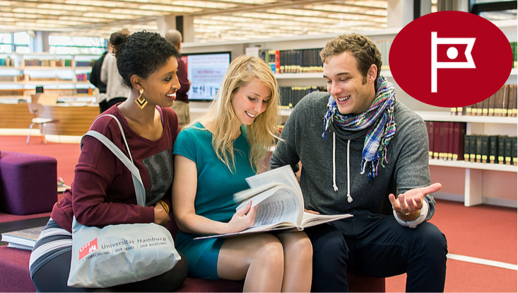 Drei Personen sitzen in einer Bibliothek/Three people sitting in a library
