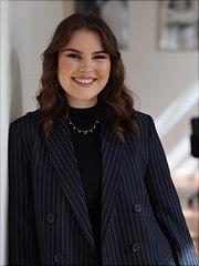 bewerbungsbild-juline-05-01-2024-180x240