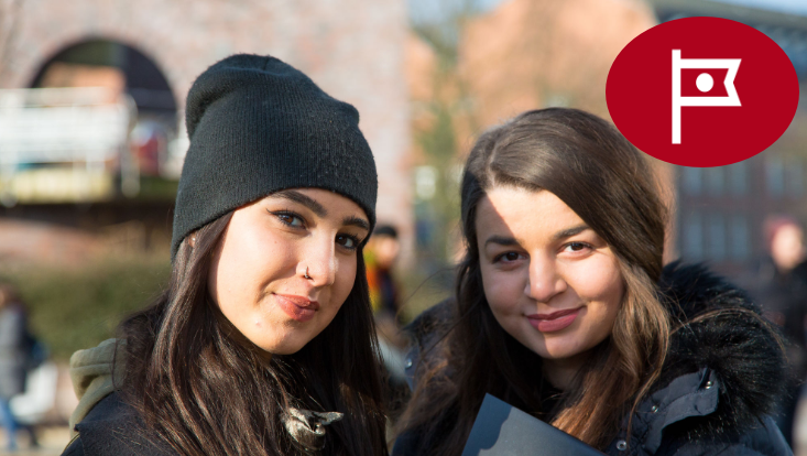 Zwei Schüler:innen auf dem Campus der Universität Hamburg/Two pupils on the campus of University of Hamburg