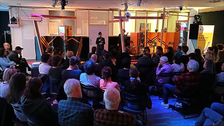 Das Publikum während der Rede zur Veranstaltungseröffnung im JUPITER-Gebäude