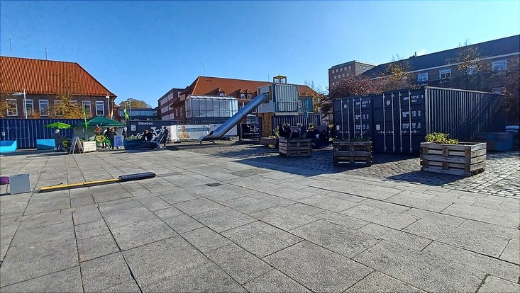 Bild vom Ankerplatz in Stade. Man sieht einen Container auf dem Platz