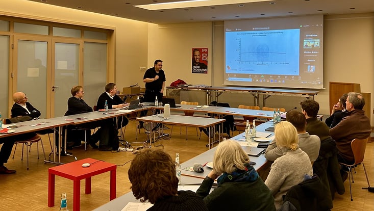Präsentation von Forschungsergebnissen vor der SPD, Raum mit vielen Menschen, die eine Präsentation ansehen