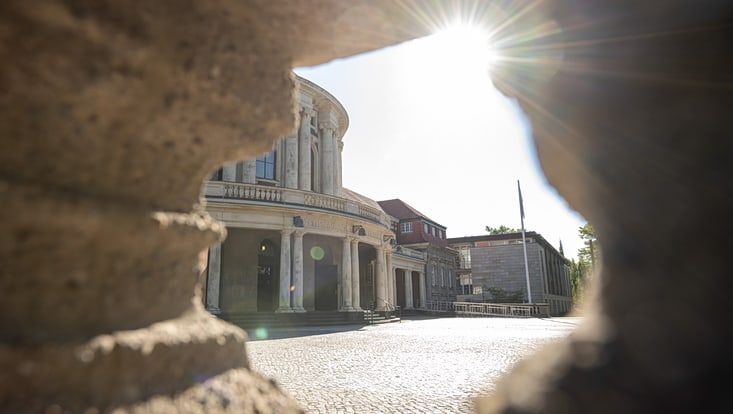 Uni Hamburg Hauptgebäude im Gegenlicht