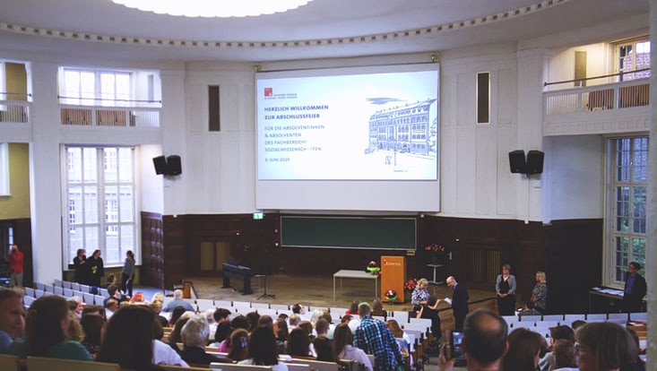 Dekan Prof. Schnapp hinter einem Rednerpult