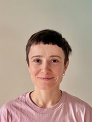 Portraitfoto Lächelnder Mensch mit kurzen, braunen Haaren