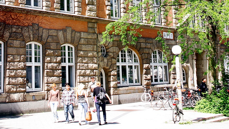 Menschen und Fahrräder vor dem Gebäude AP1/People and bikes in front of the building AP1