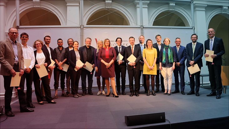 Senatorin Katharina Fegebank mit den Preisträgerinnen und Preisträgern des Hamburger Lehrpreises für 2016